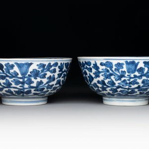 A pair of Chinese blue and white bowls with floral design, Kangxi — photo 3