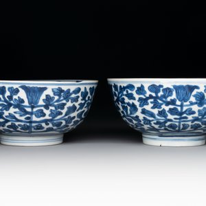 A pair of Chinese blue and white bowls with floral design, Kangxi — photo 5