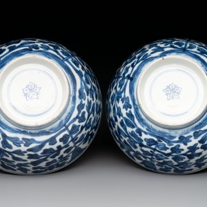 A pair of Chinese blue and white bowls with floral design, Kangxi — photo 7