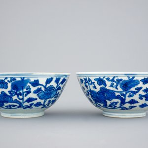 A pair of Chinese blue and white bowls with lions among peony scrolls, late Ming Dynasty — photo 5