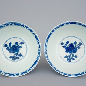A pair of Chinese blue and white bowls with lions among peony scrolls, late Ming Dynasty — photo 6