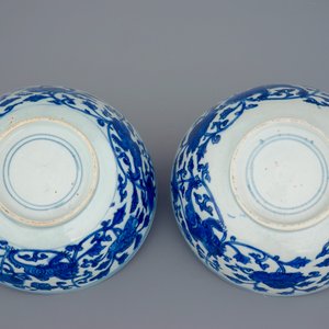 A pair of Chinese blue and white bowls with lions among peony scrolls, late Ming Dynasty — photo 7