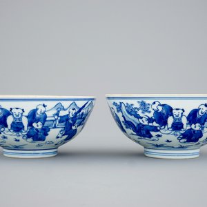 A pair of Chinese blue and white "Boys" bowls, Kangxi — photo 1