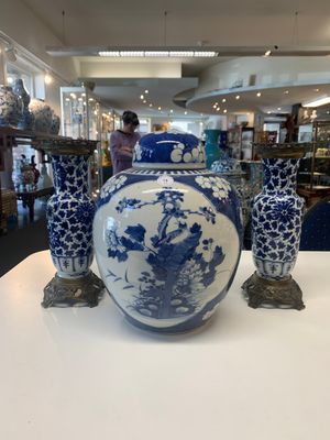 A pair of Chinese blue and white bronze-mounted vases and a covered jar, 19th C. — foto 1