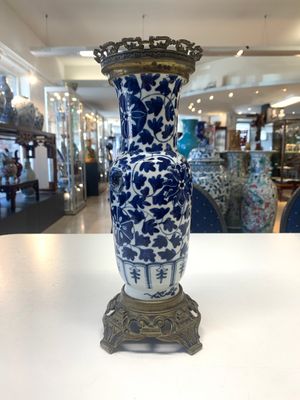 A pair of Chinese blue and white bronze-mounted vases and a covered jar, 19th C. — foto 11