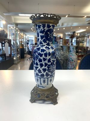 A pair of Chinese blue and white bronze-mounted vases and a covered jar, 19th C. — foto 12