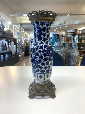A pair of Chinese blue and white bronze-mounted vases and a covered jar, 19th C. — foto 13