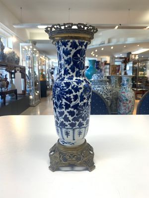 A pair of Chinese blue and white bronze-mounted vases and a covered jar, 19th C. — foto 14