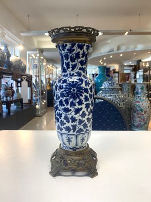 A pair of Chinese blue and white bronze-mounted vases and a covered jar, 19th C. — foto 18