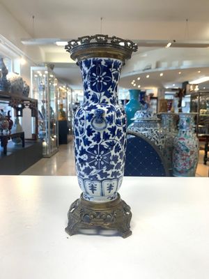 A pair of Chinese blue and white bronze-mounted vases and a covered jar, 19th C. — foto 19
