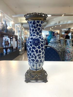 A pair of Chinese blue and white bronze-mounted vases and a covered jar, 19th C. — foto 20