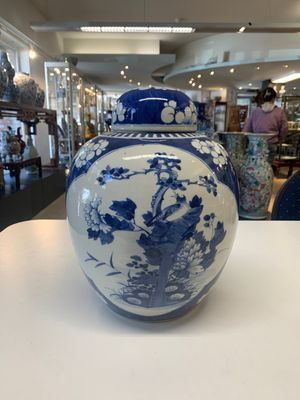 A pair of Chinese blue and white bronze-mounted vases and a covered jar, 19th C. — foto 2