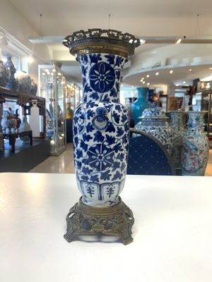 A pair of Chinese blue and white bronze-mounted vases and a covered jar, 19th C. — foto 21