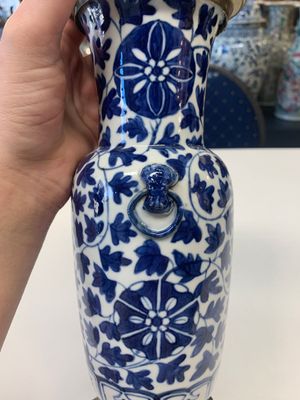 A pair of Chinese blue and white bronze-mounted vases and a covered jar, 19th C. — foto 24