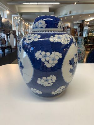 A pair of Chinese blue and white bronze-mounted vases and a covered jar, 19th C. — foto 3