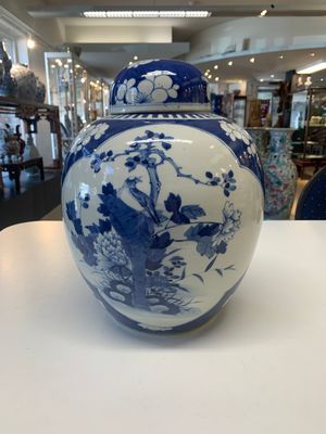 A pair of Chinese blue and white bronze-mounted vases and a covered jar, 19th C. — foto 4