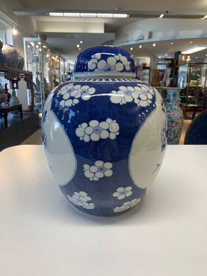 A pair of Chinese blue and white bronze-mounted vases and a covered jar, 19th C. — foto 5
