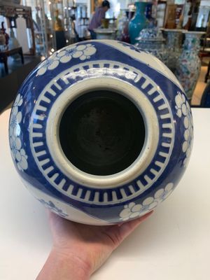 A pair of Chinese blue and white bronze-mounted vases and a covered jar, 19th C. — foto 8