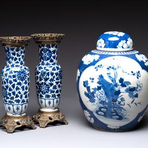 A pair of Chinese blue and white bronze-mounted vases and a covered jar, 19th C. — foto 1