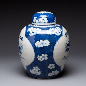 A pair of Chinese blue and white bronze-mounted vases and a covered jar, 19th C. — foto 11