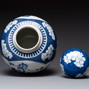 A pair of Chinese blue and white bronze-mounted vases and a covered jar, 19th C. — foto 12