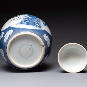 A pair of Chinese blue and white bronze-mounted vases and a covered jar, 19th C. — foto 13