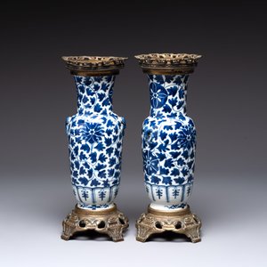 A pair of Chinese blue and white bronze-mounted vases and a covered jar, 19th C. — foto 2
