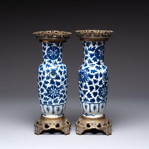 A pair of Chinese blue and white bronze-mounted vases and a covered jar, 19th C. — foto 3