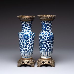 A pair of Chinese blue and white bronze-mounted vases and a covered jar, 19th C. — foto 4