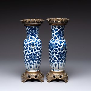 A pair of Chinese blue and white bronze-mounted vases and a covered jar, 19th C. — foto 5