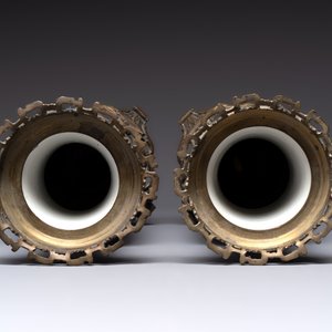 A pair of Chinese blue and white bronze-mounted vases and a covered jar, 19th C. — foto 6