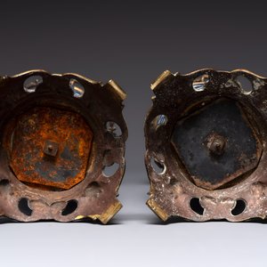 A pair of Chinese blue and white bronze-mounted vases and a covered jar, 19th C. — foto 7