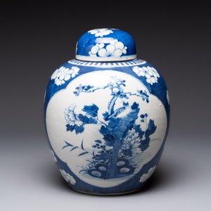 A pair of Chinese blue and white bronze-mounted vases and a covered jar, 19th C. — foto 8