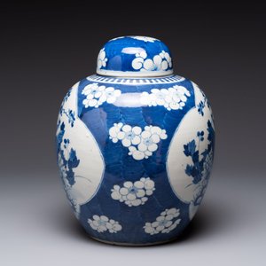 A pair of Chinese blue and white bronze-mounted vases and a covered jar, 19th C. — foto 9