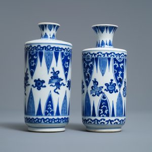 A pair of Chinese blue and white 'Buddhist emblems' rouleau vases, Kangxi — photo 3