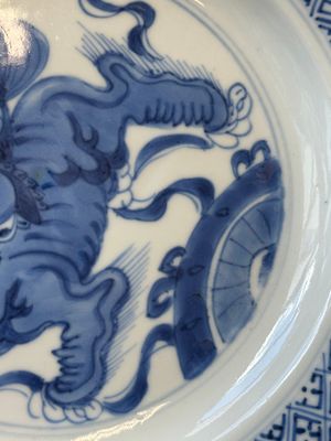 A pair of Chinese blue and white 'Buddhist lion' plates, ding mark, Kangxi — 照片 4