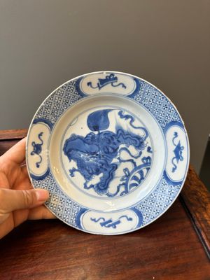 A pair of Chinese blue and white 'Buddhist lion' plates, ding mark, Kangxi — 照片 10