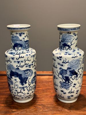 A pair of Chinese blue and white 'Buddhist lion' vases, Kangxi mark, 19th C. — foto 1