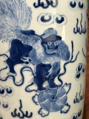 A pair of Chinese blue and white 'Buddhist lion' vases, Kangxi mark, 19th C. — foto 13