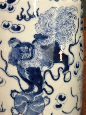 A pair of Chinese blue and white 'Buddhist lion' vases, Kangxi mark, 19th C. — foto 15