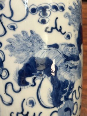 A pair of Chinese blue and white 'Buddhist lion' vases, Kangxi mark, 19th C. — foto 8