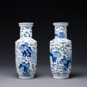 A pair of Chinese blue and white 'Buddhist lion' vases, Kangxi mark, 19th C. — foto 1