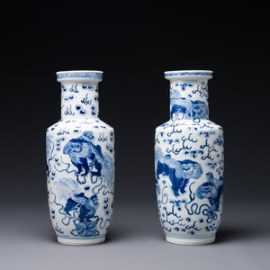 A pair of Chinese blue and white 'Buddhist lion' vases, Kangxi mark, 19th C. — foto 5