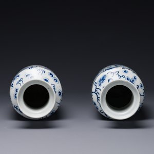 A pair of Chinese blue and white 'Buddhist lion' vases, Kangxi mark, 19th C. — foto 6