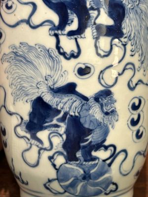A pair of Chinese blue and white 'Buddhist lion' vases, Kangxi mark, 19th C. — 照片 16