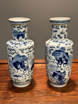 A pair of Chinese blue and white 'Buddhist lion' vases, Kangxi mark, 19th C. — 照片 3