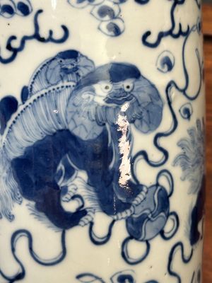 A pair of Chinese blue and white 'Buddhist lion' vases, Kangxi mark, 19th C. — 照片 7