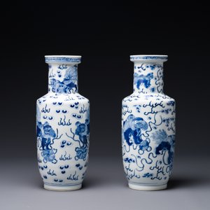 A pair of Chinese blue and white 'Buddhist lion' vases, Kangxi mark, 19th C. — 照片 3