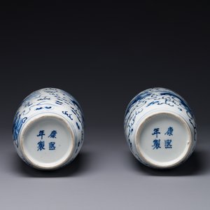 A pair of Chinese blue and white 'Buddhist lion' vases, Kangxi mark, 19th C. — 照片 7