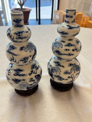 A pair of Chinese blue and white 'Buddhist Lions' triple gourd vases on reticulated wooden stands, 19th C. — photo 1